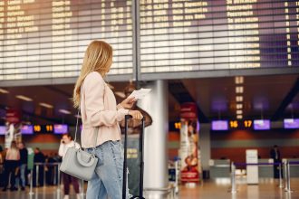 Une personne cherchant sa direction dans un aéroport