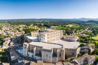 Château de Grignan entouré de fleurs au printemps