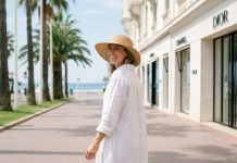 Femme souriante en robe blanche sur la Croisette