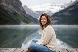 Femme souriante en montagne près d'un lac