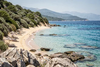 Vue panoramique de la plage de Fautea en Corse avec ses eaux turquoise et le maquis corse en arrière-plan
