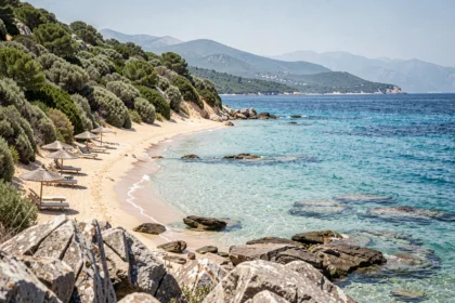 Vue panoramique de la plage de Fautea en Corse avec ses eaux turquoise et le maquis corse en arrière-plan